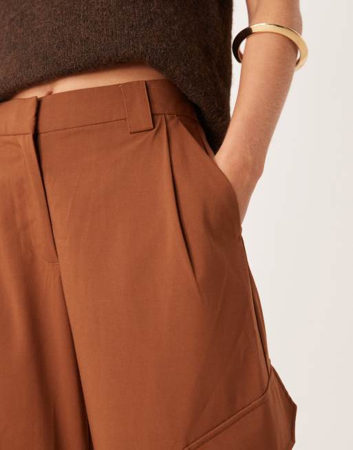 ASOS DESIGN Petite - Pantaloni sartoriali bombati marrone tabacco multitasche , 3 di 5