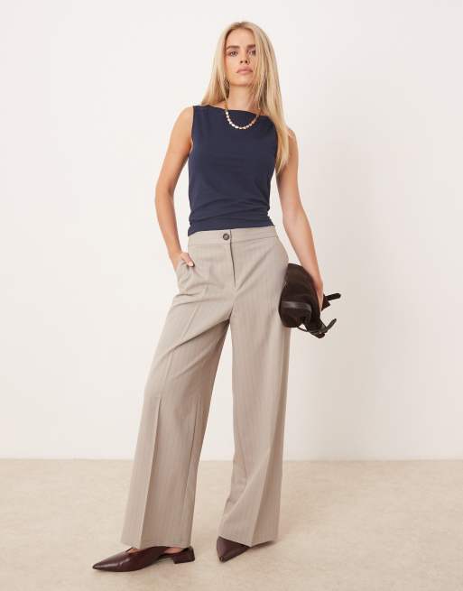 ASOS DESIGN Petite - Pantaloni sartoriali taglio comodo color visone a righe