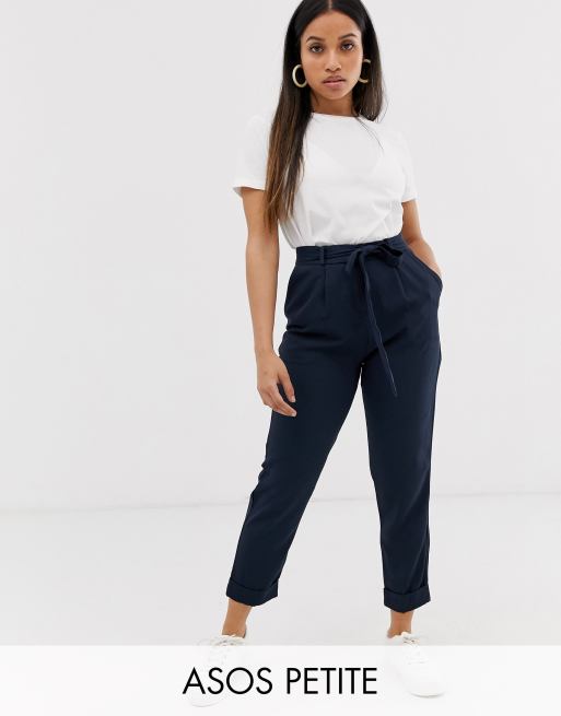 ASOS DESIGN petite peg-byxor i vävt material med knytskärp