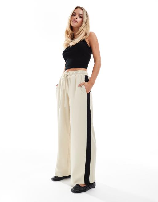 ASOS DESIGN Petite – Piaskowe wciągane spodnie z kontrastowymi lampasami, 2 z 5