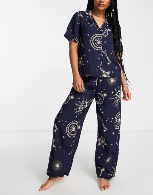 ASOS DESIGN Petite - Pigiama in modal blu navy con stampa stile oroscopo con camicia e pantaloni, 3 di 4