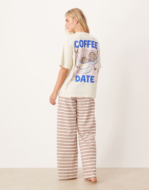 ASOS DESIGN Petite - Pigiama marrone con stampa di caffè composto da pantaloni con fondo ampio e T-shirt oversize