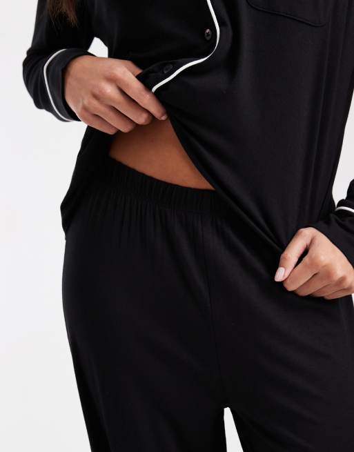 ASOS DESIGN Petite - Pigiama super morbido con camicia a maniche lunghe e pantaloni nero con profili a contrasto, 2 di 4