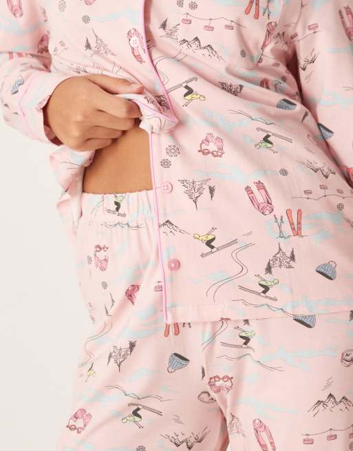 ASOS DESIGN Petite - Pigiama super morbido con stampa a tema sci e profili a contrasto con camicia a maniche lunghe e pantaloni, 3 di 4