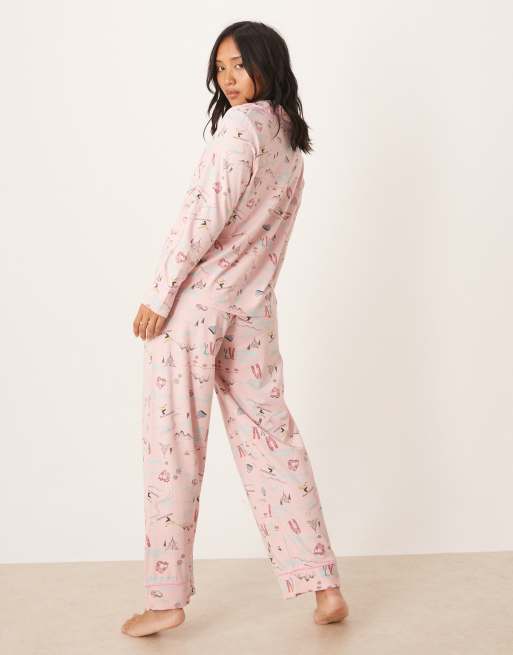 ASOS DESIGN Petite - Pigiama super morbido con stampa a tema sci e profili a contrasto con camicia a maniche lunghe e pantaloni, 4 di 4