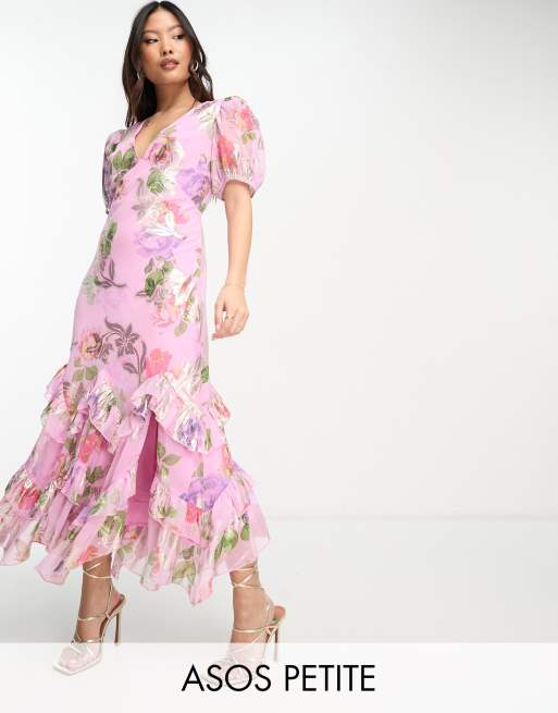 ASOS DESIGN Petite - Pink maxikjole med flæsekant og rosenprint i lurex