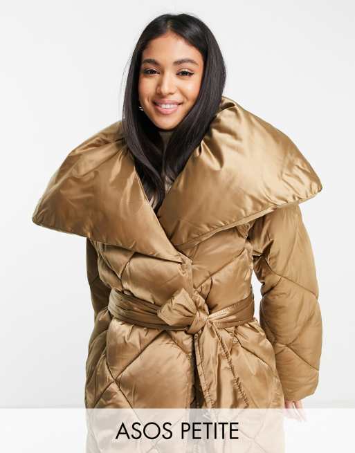 ASOS DESIGN Petite - Piumino con cintura color bronzo a rombi con collo ampio, 2 di 4
