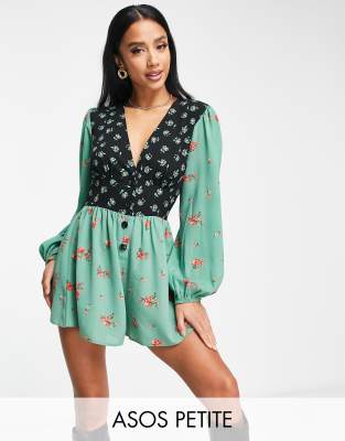 ASOS DESIGN Petite - Playsuit aus Blasenkrepp mit tiefem Ausschnitt, Puffärmeln und Mustermix-Bunt