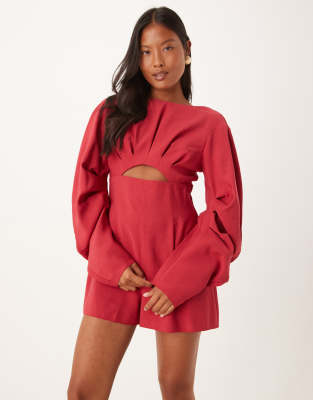 ASOS DESIGN Petite - Playsuit in Himbeerrosa mit abgerundeten Ärmeln und Faltendetails