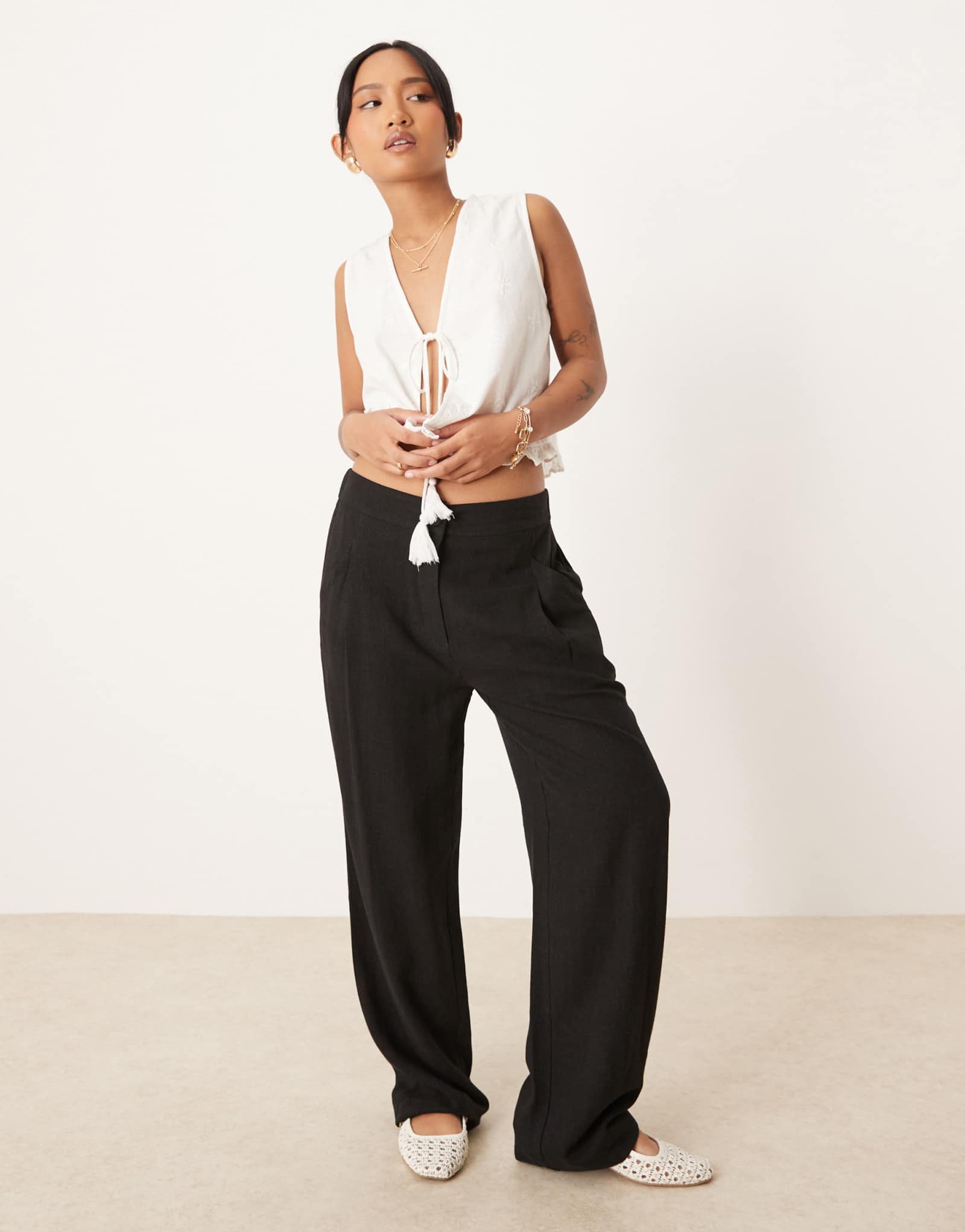 Зауженные брюки ASOS DESIGN Petite со складками спереди из льна черного цвета