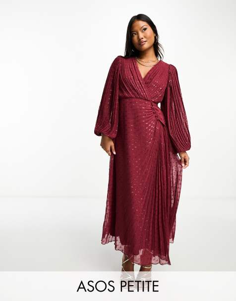 ASOS DESIGN Petite – Plisowana sukienka kopertowa maxi z szyfonu dobby z ozdobnymi guzikami i metalicznym wykończeniem - view 1