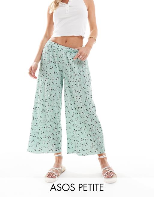 ASOS DESIGN Petite – Plisowane szerokie zielone spodnie kuloty w drobny kwiatowy wzór