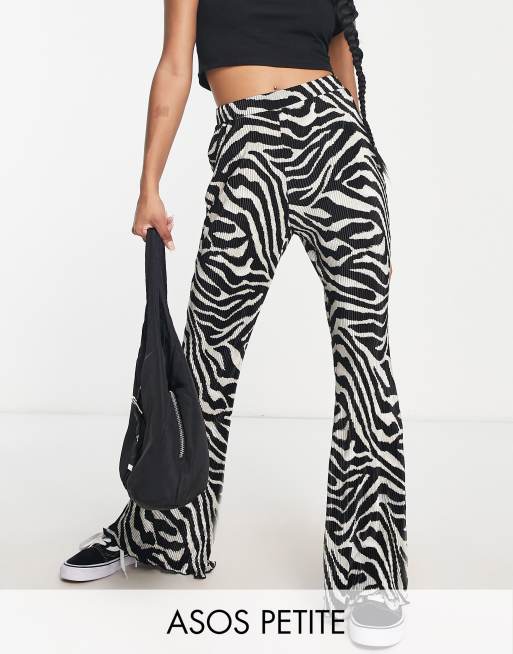 ASOS DESIGN Petite - Plisserede bukser med svaj og naturfarvet zebraprint