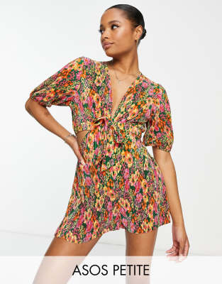 ASOS DESIGN Petite Plissierter gesmokter Playsuit in Grun mit Puffarmeln und Blumenmuster ASOS