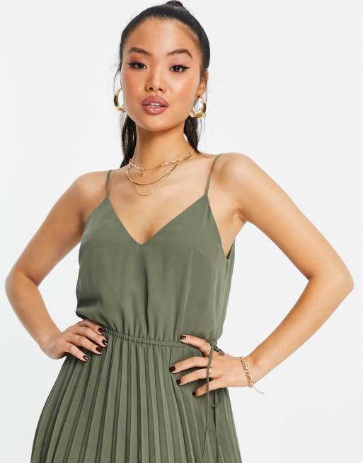 ASOS DESIGN Petite – Plissiertes Camisole-Midikleid in Khaki mit Tunnelzug an der Taille, 4 von 4