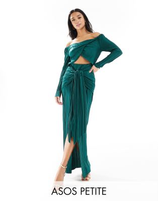 ASOS DESIGN Petite - Plissiertes Maxikleid in Flaschengrün mit Bardot-Ausschnitt und verdrehter Vorderseite