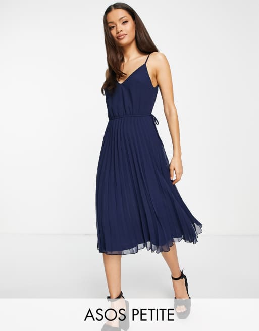 ASOS DESIGN Petite – Plissiertes Midi-Trägerkleid mit Tunnelzug an der Taille in Marineblau
