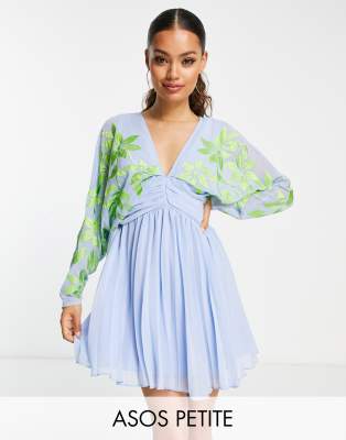 ASOS DESIGN Petite - Plissiertes Minikleid in Blau mit Fledermausärmeln und Stickerei in Grün