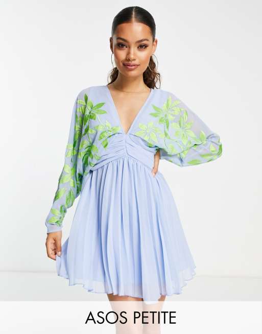 ASOS DESIGN Petite Plissiertes Minikleid in Blau mit Fledermausarmeln und Stickerei in Grun ASOS