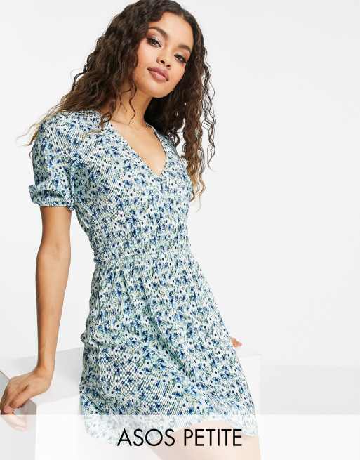 ASOS DESIGN Petite Plissiertes Minikleid in Blau mit geraffter Taille und Blumchenmuster