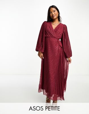 ASOS DESIGN Petite - Plissiertes Wickel-Maxikleid aus leicht genopptem Chiffon in Metallic-Burgunder mit Knopfdetail-Rot