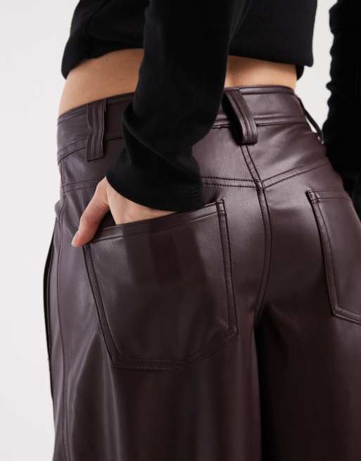 ASOS DESIGN Petite – Plommonfärgade byxor i läderimitation med barrelben och dekorativ söm, 2 av 5