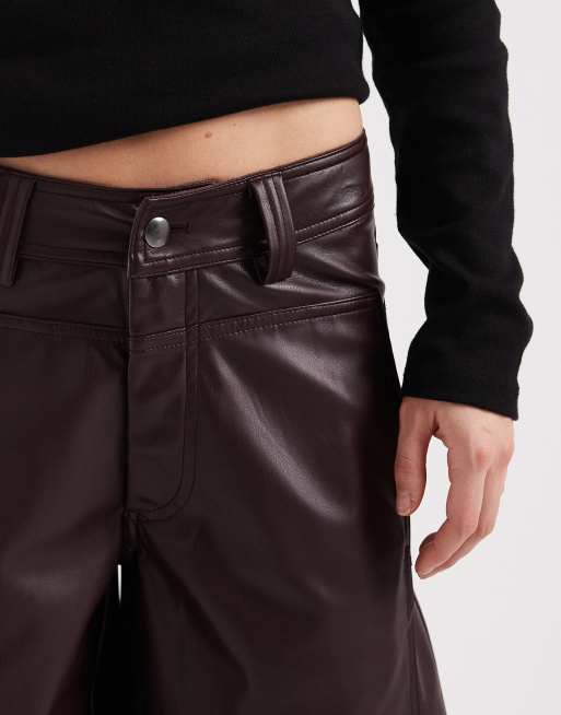 ASOS DESIGN Petite – Plommonfärgade byxor i läderimitation med barrelben och dekorativ söm, 4 av 5