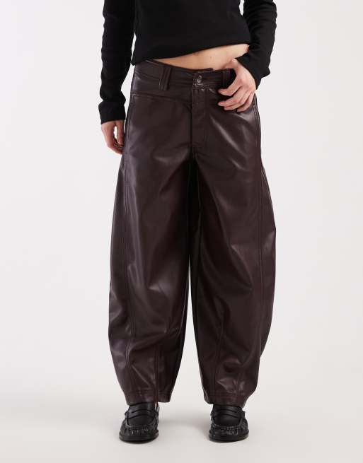 ASOS DESIGN Petite – Plommonfärgade byxor i läderimitation med barrelben och dekorativ söm, 5 av 5