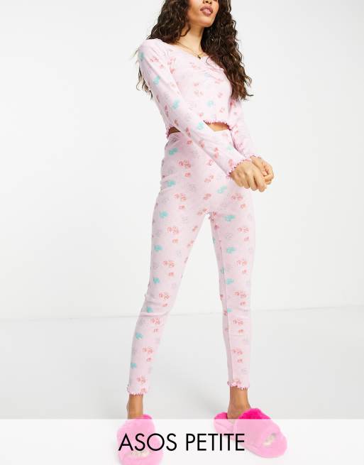 ASOS DESIGN Petite - Pointelle pyjamaset van top met lange mouwen en kegging met ruches langs de zoom in roze bloemenprint
