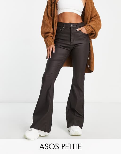 ASOS DESIGN Petite – Powlekane bardzo elastyczne jeansy dzwony o kroju podkreślającym sylwetkę w kolorze czekoladowym