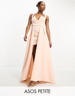 ASOS DESIGN Petite - Premium-Maxikleid in Pfirsichrosa mit Neckholder-Träger, V-Ausschnitt und ausladendem Überrock-Oran...