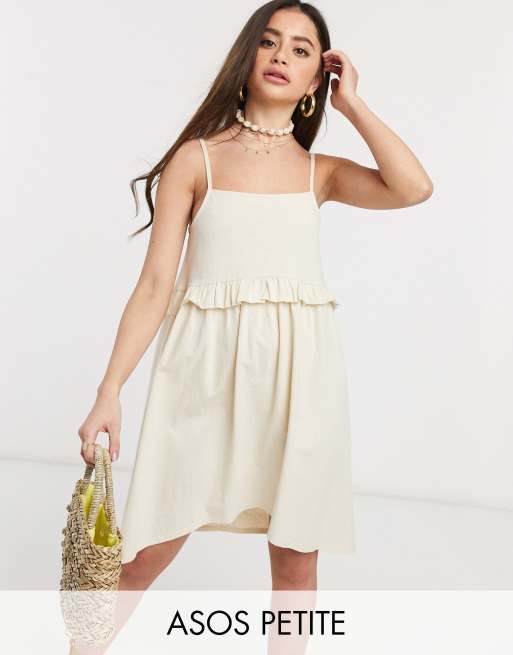 ASOS DESIGN Petite - Prendisole corto crema con spalline e cucitura a volant