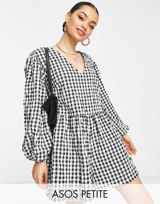 https://images.asos-media.com/products/asos-design-petite-puff-sleeve-smock-romper-in-black-gingham/202322649-1-blackgingham?$n_640w$&wid=513&fit=constrain