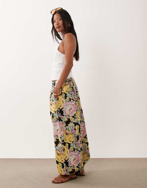 ASOS DESIGN Petite pull on balloon trousers in floral, 2 of 5