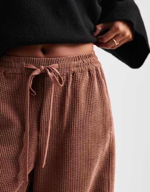 ASOS DESIGN Petite pull on barrel leg cord pants in chocolate, 3 of 5