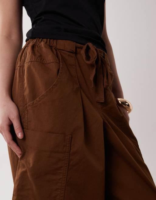 ASOS DESIGN Petite pull on barrel trousers in chocolate, 4 of 5