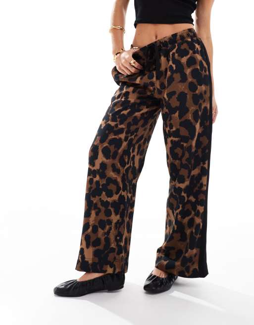 ASOS DESIGN Petite - Pull-on-bukser med kontrasterende paneler og leopardprint, 2 af 5