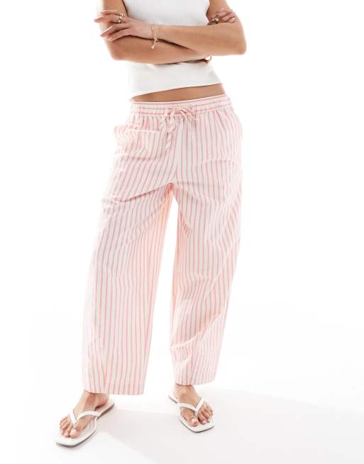 ASOS DESIGN Petite - Pull-on-bukser med tøndeformede ben og lyserøde striber i bæk-og-bølge-stof, 2 af 5