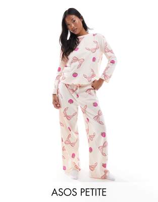 ASOS DESIGN Petite - Pyjama aus langärmligem Oberteil und Hose in Rosa mit Schleifen-Obst-Muster