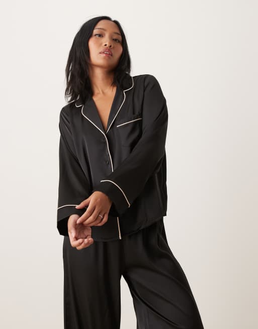 ASOS DESIGN Petite – Pyjama aus Satin in Schwarz mit Hemd und Hose, 2 von 4