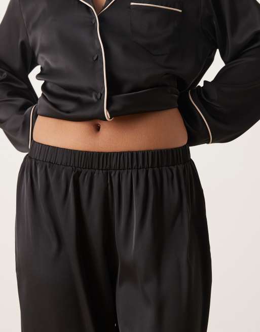 ASOS DESIGN Petite – Pyjama aus Satin in Schwarz mit Hemd und Hose, 4 von 4