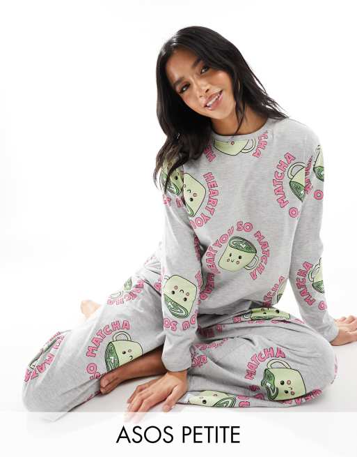 ASOS DESIGN Petite – Pyjama in meliertem Grau mit langärmligem Oberteil und Hose mit „Matcha“-Grafikprints