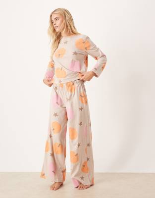 ASOS DESIGN Petite - Pyjama mit Kürbismuster, aus langärmligem Oberteil und Hose-Weiß