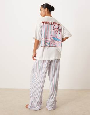 ASOS DESIGN Petite - Pyjama mit Oversize-T-Shirt mit „Wine & Pizza"-Grafikprint und Jerseyhose mit weitem Bein-Bunt