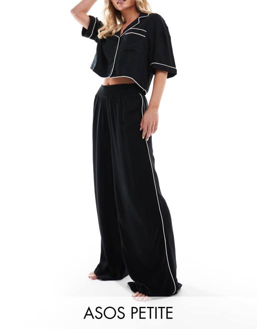 ASOS DESIGN Petite - Pyjamabroek met wijde pijpen en contrasterende biezen in zwart