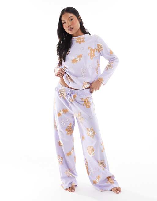 ASOS DESIGN Petite - Pyjamaset met top met lange mouwen en broek met gingerbread-print in paars