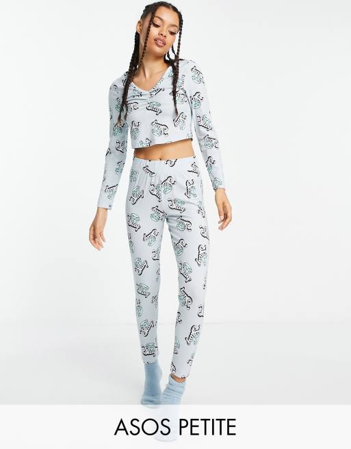 ASOS DESIGN Petite - Pyjamaset met top met lange mouwen en legging met 'Slay' print in blauw
