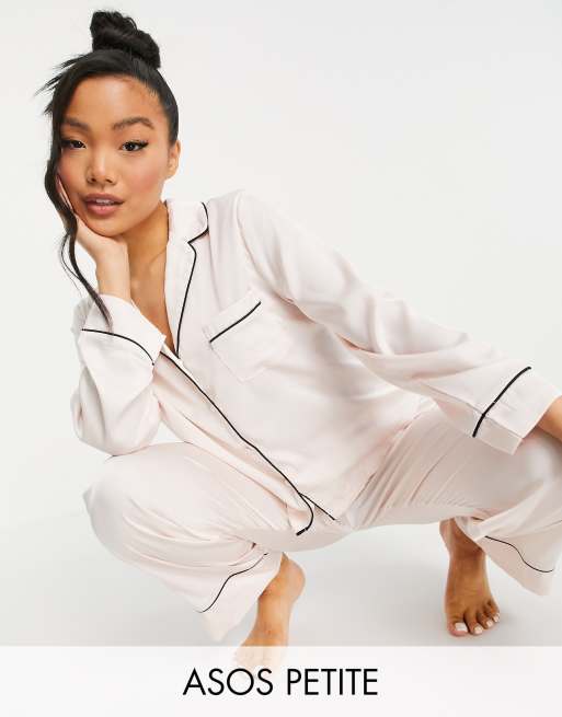 ASOS DESIGN Petite - Pyjamaset van satijn met overhemd met lange mouwen en broek in roze