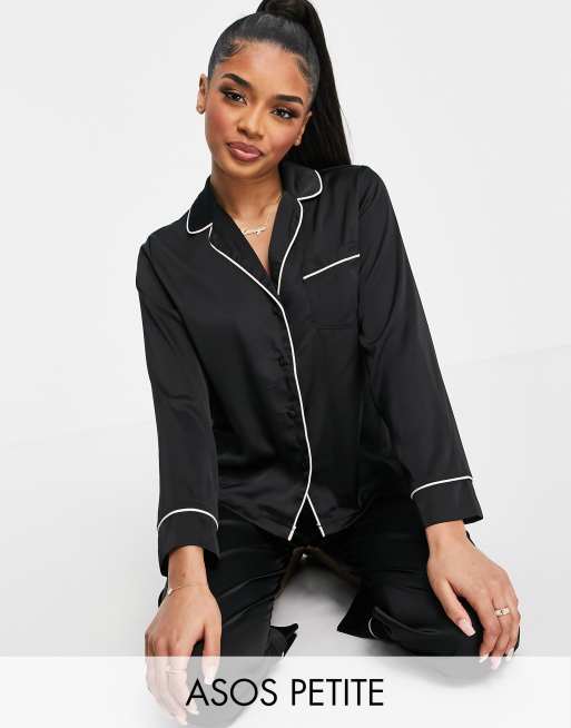 ASOS DESIGN Petite - Pyjamaset van satijn met overhemd met lange mouwen en broek in zwart