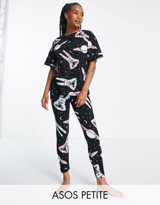 ASOS DESIGN Petite - Pyjamaset van T-shirt en legging met astronautprint in zwart